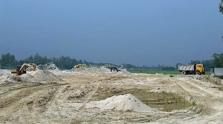সাঘাটায় চাঁদাবাজদের হুমকিতে বন্ধ বৈধ বালু ব্যবসা