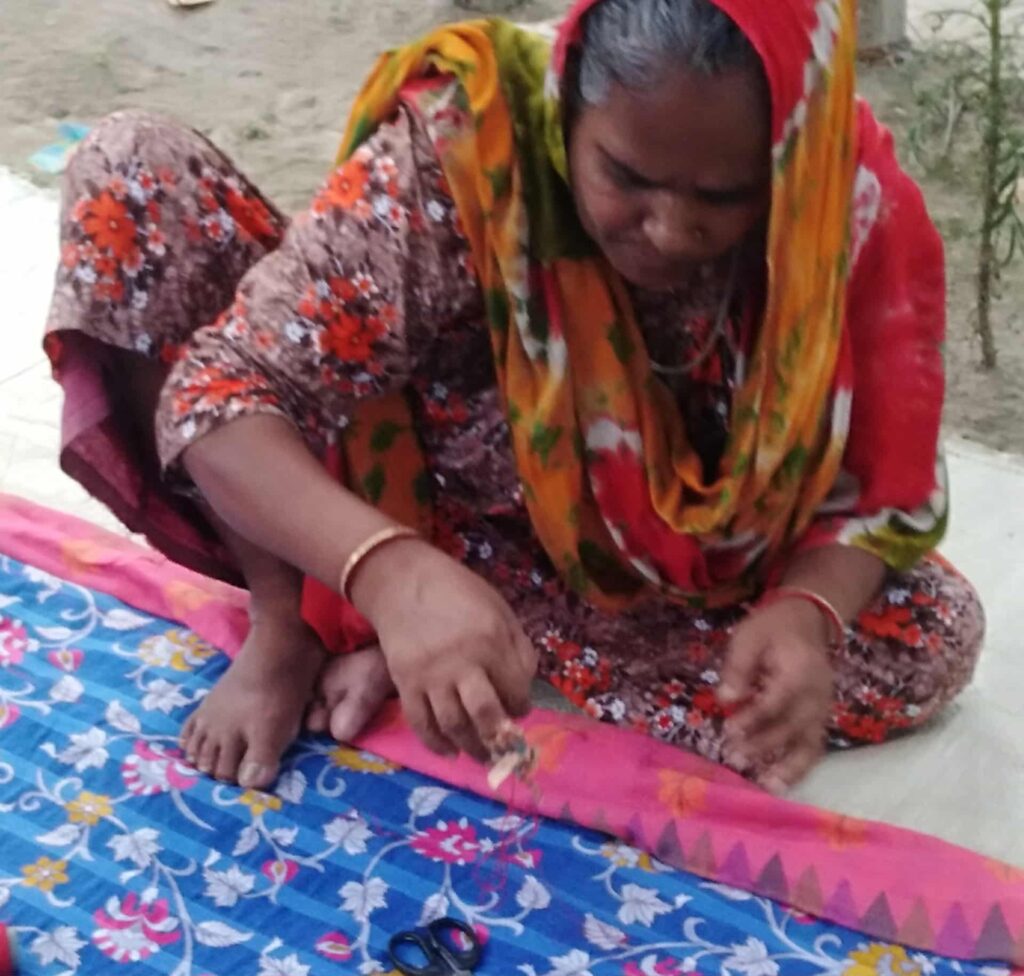 বাগাতিপাড়ায় কাঁথাফোঁড়ের আয়েই চলছে মানিকজানের জীবনের চাকা
