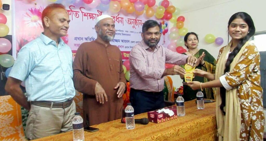 গাইবান্ধা সরকারি বালিকা বিদ্যালয়ের কৃতী শিক্ষার্থীদের সংবর্ধনা