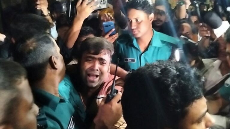 ধানমন্ডির-৩২-নম্বরে-আওয়ামী-লীগের-কর্মী-সন্দেহে-গণপিটুনি-তিনজন-আটক.jpg