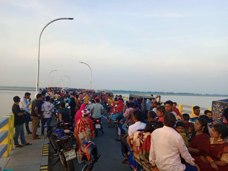 ভাসানী সেতুতে পর্যটকদের উপচেপড়া ভিড়