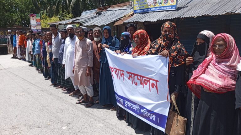 ডিবি পরিচয়ে তুলে নেওয়ার অভিযোগে নড়াইলে মানববন্ধন