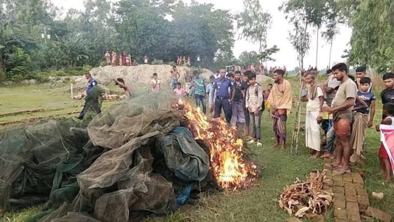 সাঘাটায় মৎস্য দপ্তরের অভিযানে বিপুল পরিমাণ অবৈধ জাল জব্দ ও পুড়িয়ে ধ্বংস