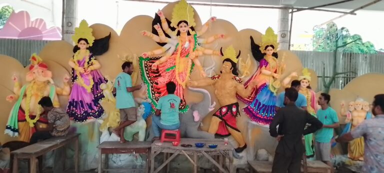 গাইবান্ধায় ‎শেষ মুহূর্তে ব্যাস্ত সময় পার করছেন প্রতিমা শিল্পীরা