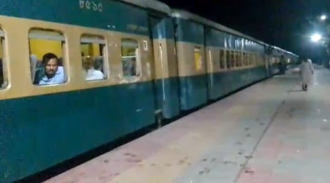 ট্রেন দুর্ঘটনায় আটকে পড়া যাত্রীদের পাশে দাঁড়ালেন বিএনপি নেতা 2