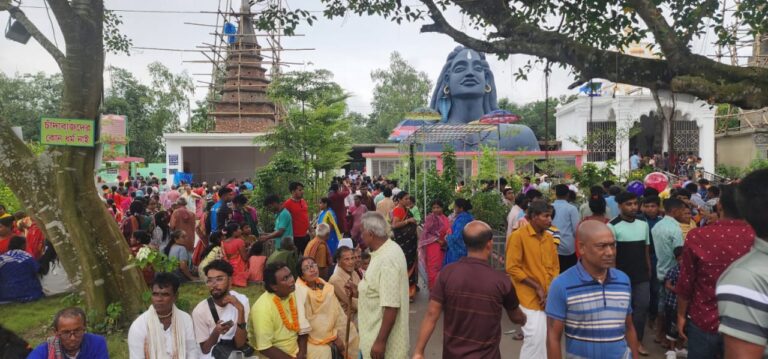 পলাশবাড়ীতে শারদীয় দুর্গাপূজা উপলক্ষে মানবতার বার্তা ছড়াচ্ছেন হরিদাস বাবু