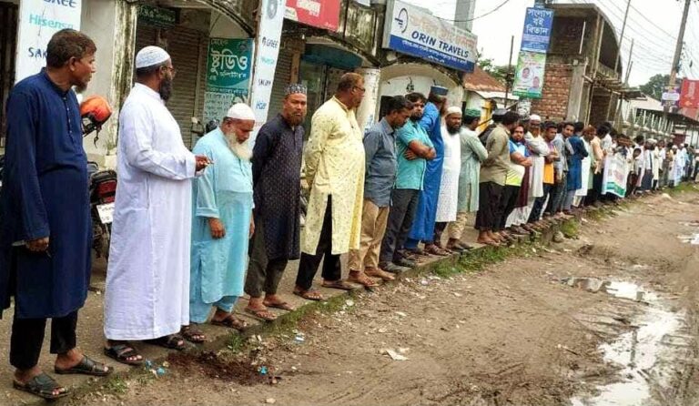 ব্যাংকিং সেক্টরে মেধাভিত্তিক নিয়োগসহ ৪ দফা দাবিতে গাইবান্ধায় মানববন্ধন ও বিক্ষোভ সমাবেশ
