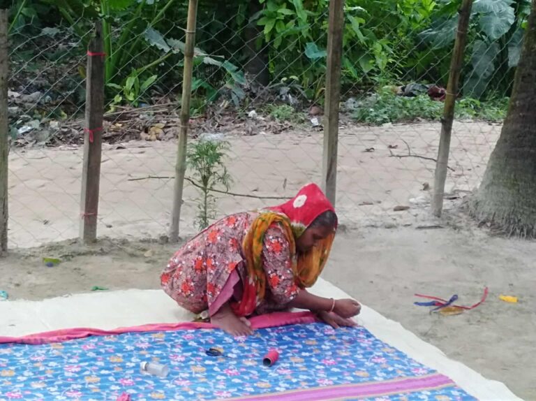 বাগাতিপাড়ায় কাঁথাফোঁড়ের আয়েই চলছে মানিকজানের জীবনের চাকা