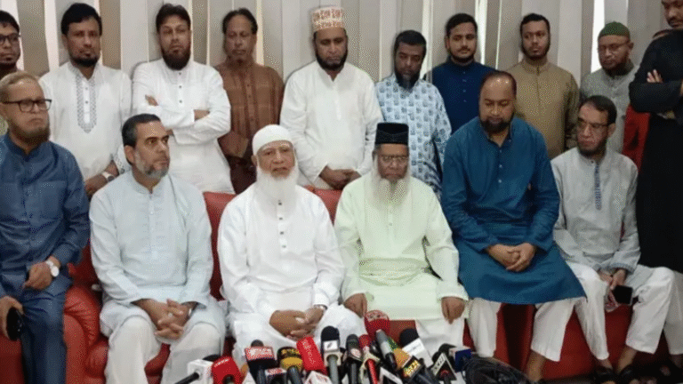 আসন্ন ত্রয়োদশ জাতীয় সংসদ নির্বাচনে জামায়াত কোনো জোট গঠন করবে না। তবে নির্বাচনী আপসের সম্ভাবনা রয়েছে বলে জানিয়েছেন জামায়াতে ইসলামীর আমির ডা. শফিকুর রহমান। বুধবার (৫ নভেম্বর) সকালে সিলেট ওসমানী আন্তর্জাতিক বিমানবন্দরে সাংবাদিকদের সঙ্গে বাৰ্তালাপে এ কথা বলেন তিনি। ডা. শফিকুর রহমান বলেন, আমরা সবাইকে নিয়ে ২০২৬ সালের ফেব্রুয়ারিতে নির্বাচন আদায় করে ছাড়ব। নির্বাচন না হলে নানা ধরনের অরাজক সৃষ্টি হতে পারেবলে মনে করেন তিনি। বিদেশ সফর নিয়ে জামায়াতের আমির বলেন, বিদেশে প্রবাসীদের সঙ্গে সাক্ষাৎ হয়েছে। তাদের বুকভরা ভালোবাসায় আমি সিক্ত। তাদের আকাশ সমান প্রত্যাশা এ জাতির কাছে। তারাও জাতি বিনির্মাণে অবদান রাখতে চান। তারা একটু সম্মান চান। প্রবাসীদের সীমাহীন অবদান থাকার পরও আমরা তাদের প্রতি যথাযথ সম্মান প্রদর্শন করতে এখনো পেরে উঠছি না। আগামী নির্বাচন নিয়ে তিনি বলেন, আগামী নির্বাচনে আওয়ামী লীগের থাকার সুযোগ নেই। এ ছাড়া, পিআর পদ্ধতিতে নির্বাচন আমাদের দাবি, তাই পিআর পদ্ধতিতে নির্বাচন সাধারণ মানুষ সমর্থন দেবে বলে তিনি বিশ্বাস করি। তৃতীয়বারের মতো দলের সর্বোচ্চ পদে নির্বাচিত হওয়ার পর প্রথমবারের মতো সিলেটে এসেছেন শফিকুর রহমান । নিজ জন্মভূমি সিলেট আগমন উপলক্ষে হাজারো নেতাকর্মীর ভালোবাসায় সিক্ত হোন শফিকুর রহমান। সিলেটে পৌঁছার পর তিনি জেলা ও মহানগর জামায়াত আয়োজিত পৃথক সাংগঠনিক কর্মসূচিতে অংশগ্রহণ করবেন।