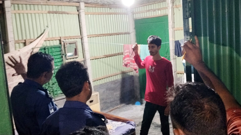 পাবনায় নামাজরত বাবাকে কুপিয়ে হত্যায় ছেলে আটক