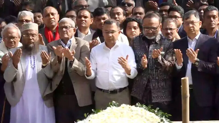 ঢাবিতে শহীদ ওসমান হাদির কবর জিয়ারত করলেন তারেক রহমান