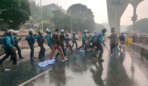 কারওয়ান বাজারে মোবাইল ব্যবসায়ীদের আন্দোলন, পুলিশের সঙ্গে সংঘর্ষ