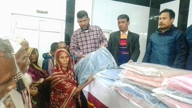 গাইবান্ধায় নির্মাণ শ্রমিক ইউনিয়নের উদ্যোগে ২০০ কম্বল বিতরণ