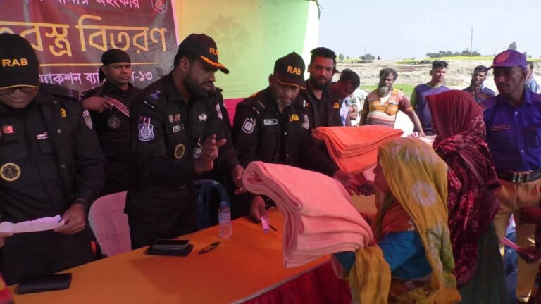 ‎র‍্যাব-১৩ এর মানবিক সহায়তা: কামারজানির চরে শীতবস্ত্র পেল শতাধিক শীতার্ত মানুষ