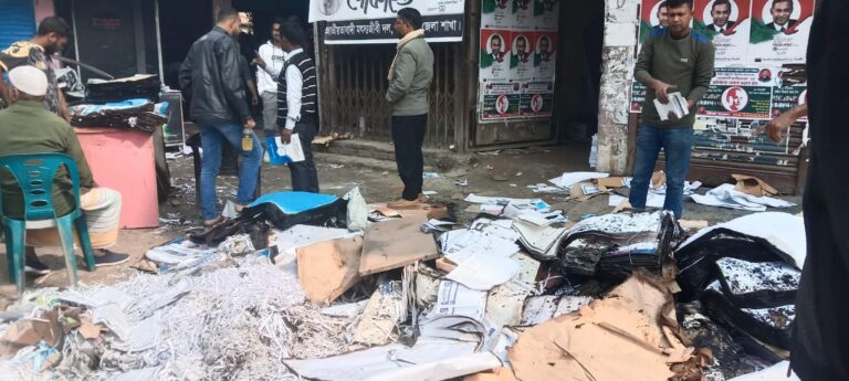 গাইবান্ধায় অগ্নিকাণ্ডে প্রিন্টিং প্রেসসহ ৮টি দোকান পুড়ে ২০ লক্ষাধিক টাকার ক্ষয়ক্ষতি