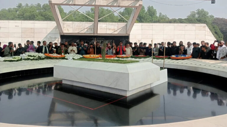 খালেদা জিয়ার মাজারে শ্রদ্ধা জানাতে সর্বস্তরের মানুষের ঢল